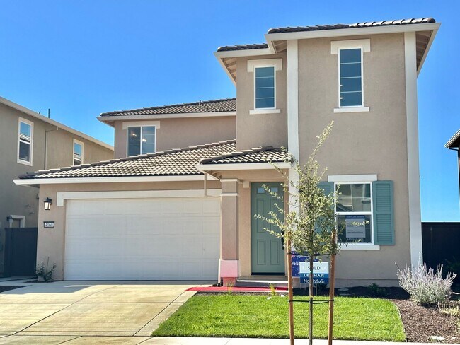 Building Photo - Charming Lennar Lakefront Home with 4 Bedrooms and 3.5 Bathrooms