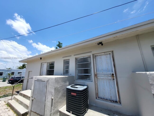 Foto del edificio - 642 NW 77th St