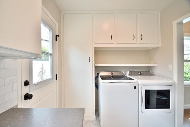 Building Photo - 1350