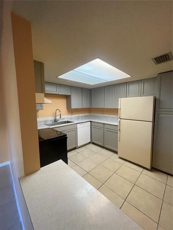 Building Photo - 549 Fairways Dr