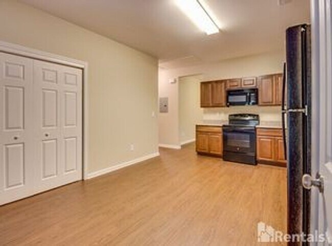Building Photo - 7020 Somerset Springs