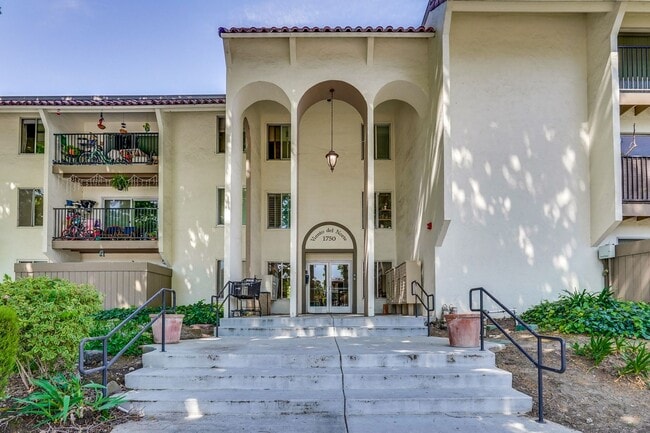 Building Photo - Up-Dated 1/1 3rd. Floor Condo Located in S...