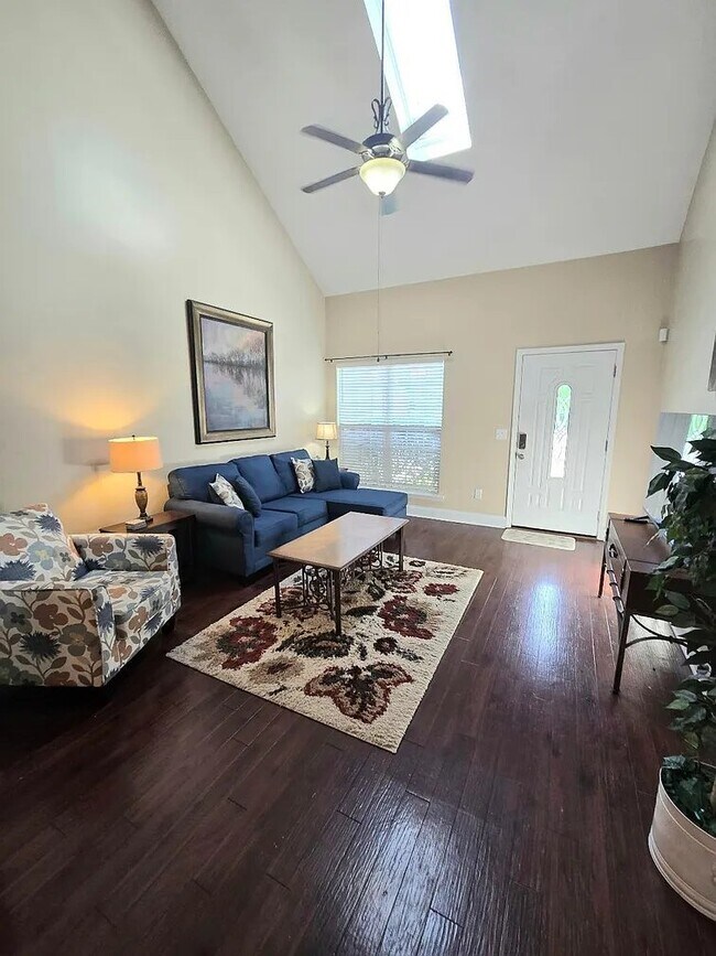 Foto del edificio - 2148 Reserve Ln