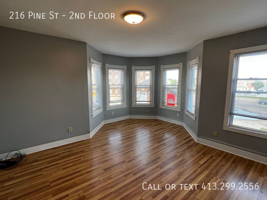 Primary Photo - Large, Four Bedroom Unit Close To Food, Sh...