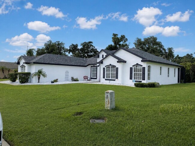 Foto del edificio - Now Available for Rent – 4/3 with flex room