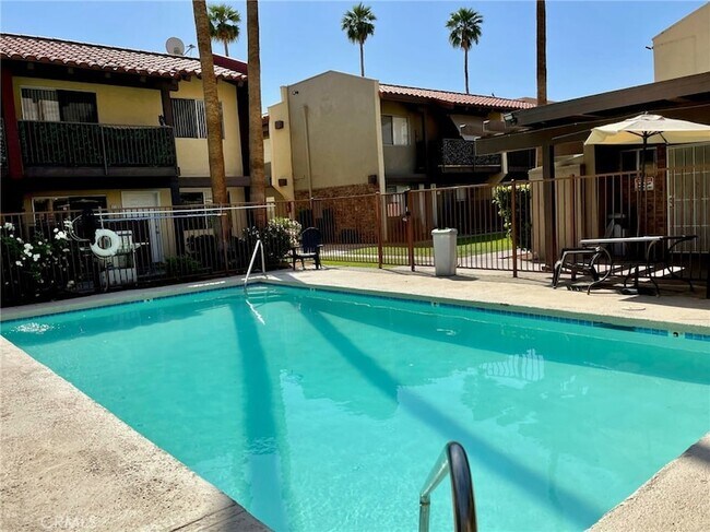 Foto del edificio - 51085 Eisenhower Dr