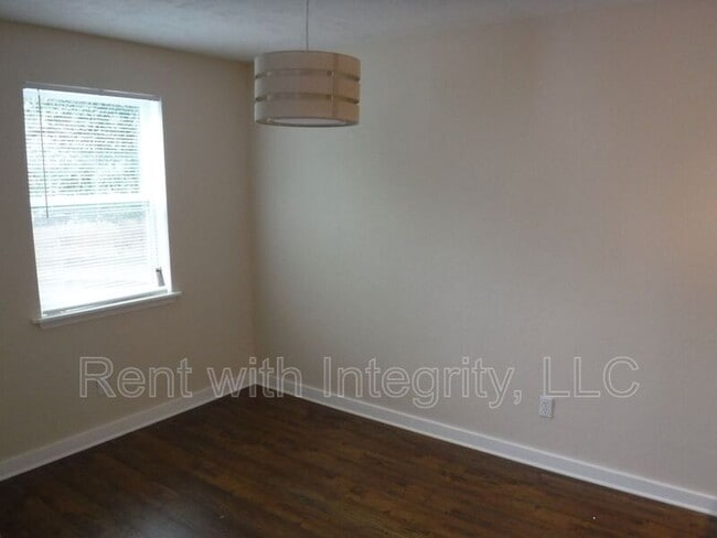 Building Photo - 2308 Sylvan Ct