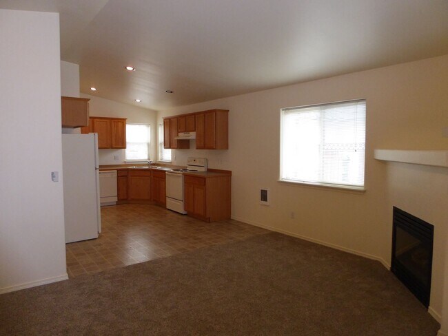 Building Photo - 871 NE HIDDEN VALLEY DRIVE #1, BEND, OREGO...