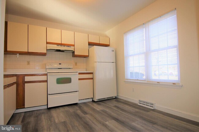 Building Photo - 825 Commons Ln