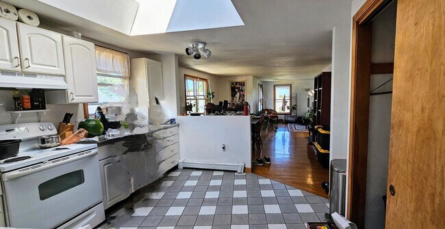 Building Photo - Stunning and Spacious 3-bedroom Unit Brighton