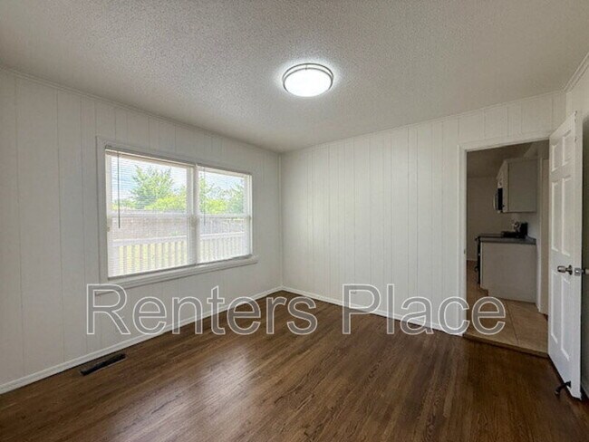 Building Photo - 22 E 53rd Pl