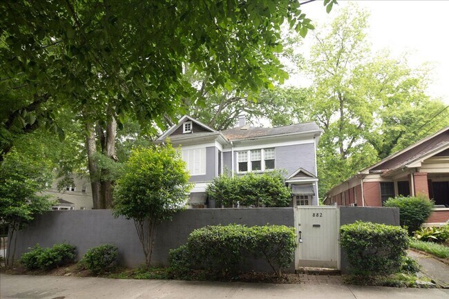 Building Photo - Very Spacious 2/2 Unit in the Heart of Midtown and Walking Distance to Piedmont Park!