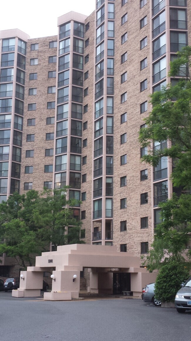 Edificio 1 - 5901 Mt Eagle Dr