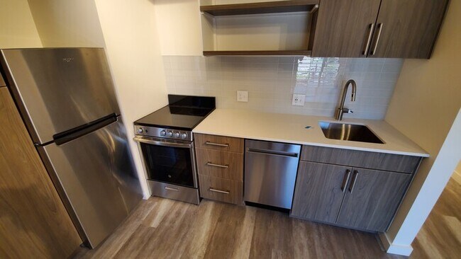 Building Photo - Beautifully Remolded Studio in Convenient Neighborhood