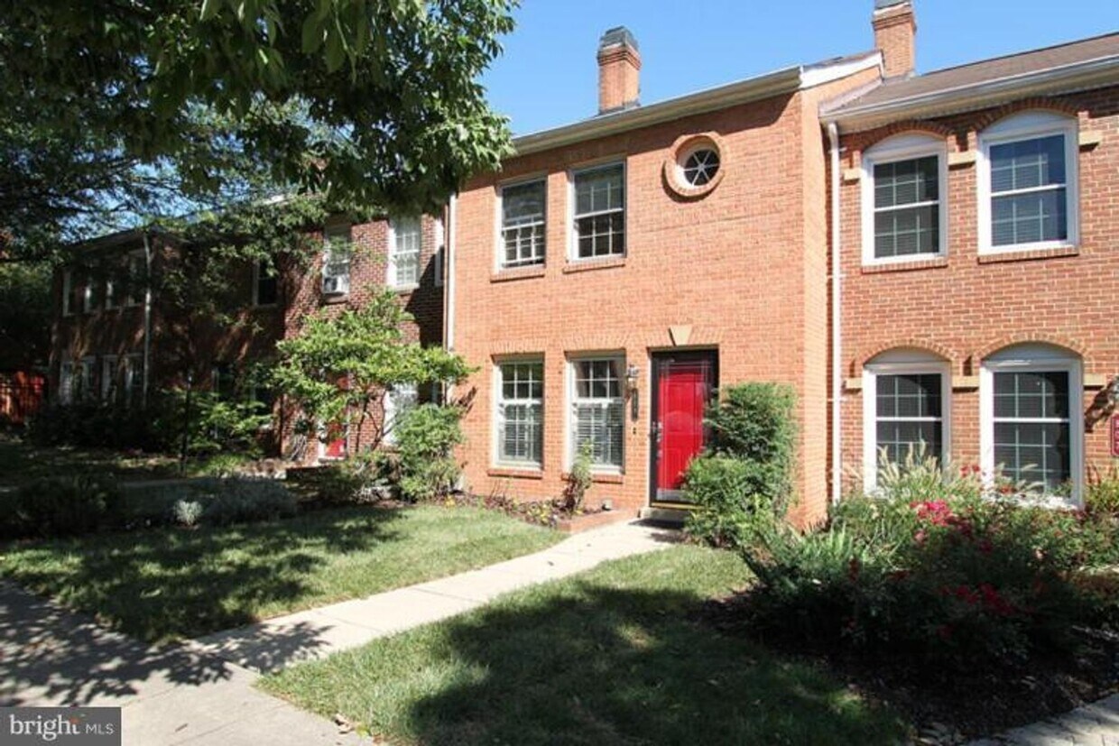 Foto principal - Old Town TH with fenced back yard/patio
