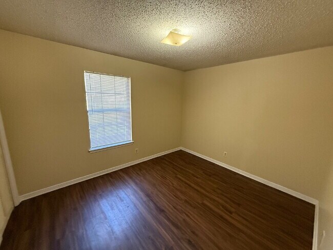 Foto del edificio - Freshly painted unit. Positioned along Navco Road, the home offers convenient access to major rou...