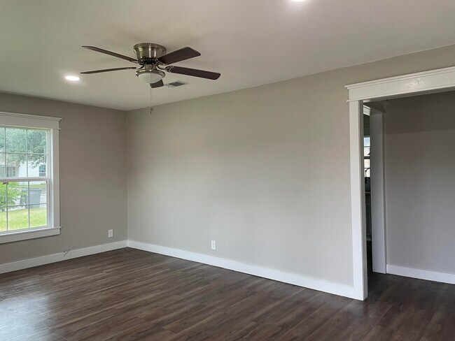 Foto del edificio - 901 E Crestwood Dr