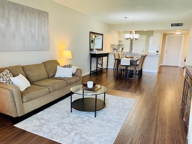 Foto principal - 3150 N Palm Aire Dr