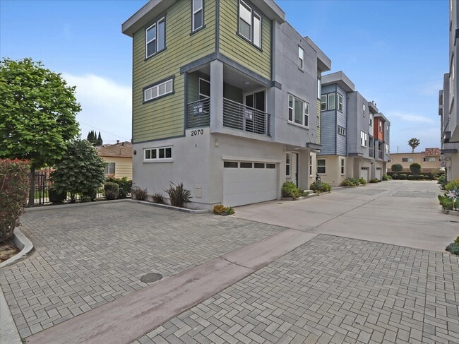 Building Photo - 2070 Maple Ave