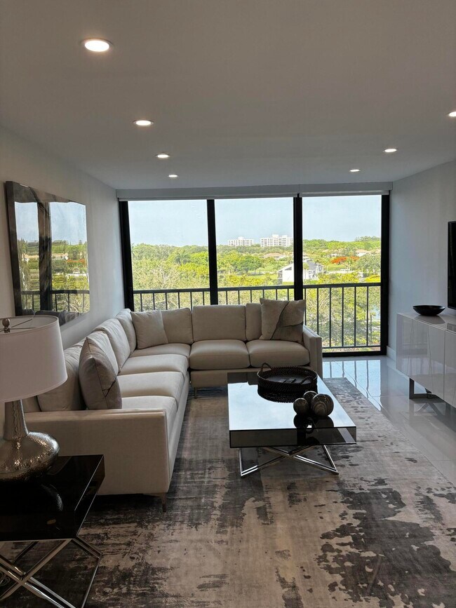 Foto del edificio - 7847 Lakeside Blvd
