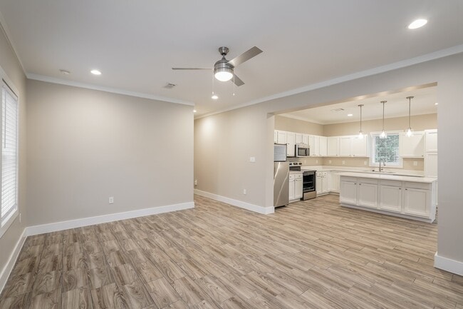 Foto del edificio - 9330 Crestview Dr