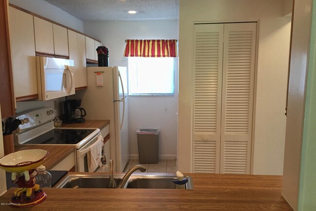 Building Photo - 85 Debarry Ave