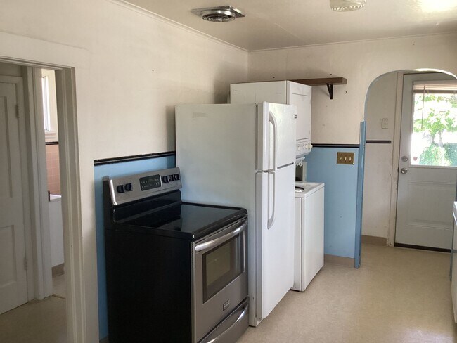 Foto del edificio - Charming 2BR Home with Spacious Yard, Detached Garage & Garden Oasis