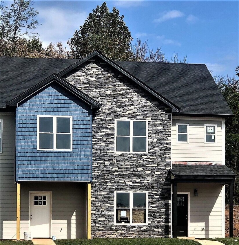 Foto principal - 3 Bedroom Townhome in Lynchburg
