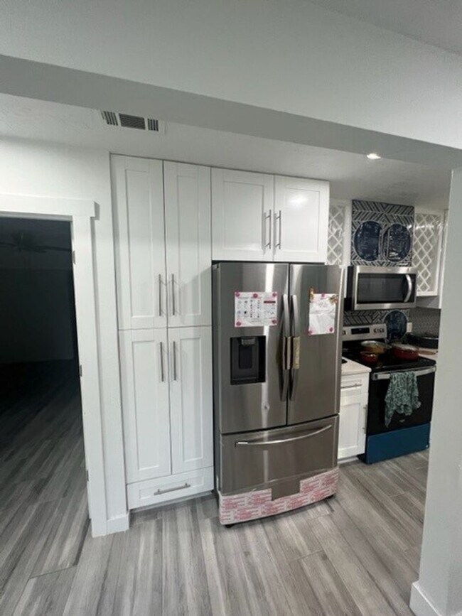 Building Photo - 1450 MARIPOSA DRIVE NE