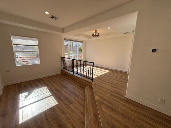 Building Photo - Remodeled 3 Bed 3 Bath Townhome for Rent in Glendale, CA