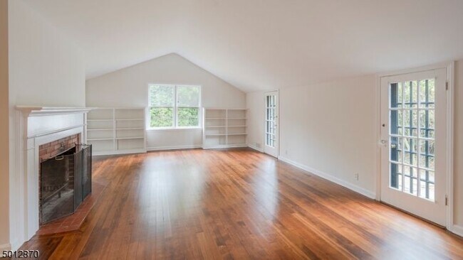 Building Photo - 36 Tulip Ave