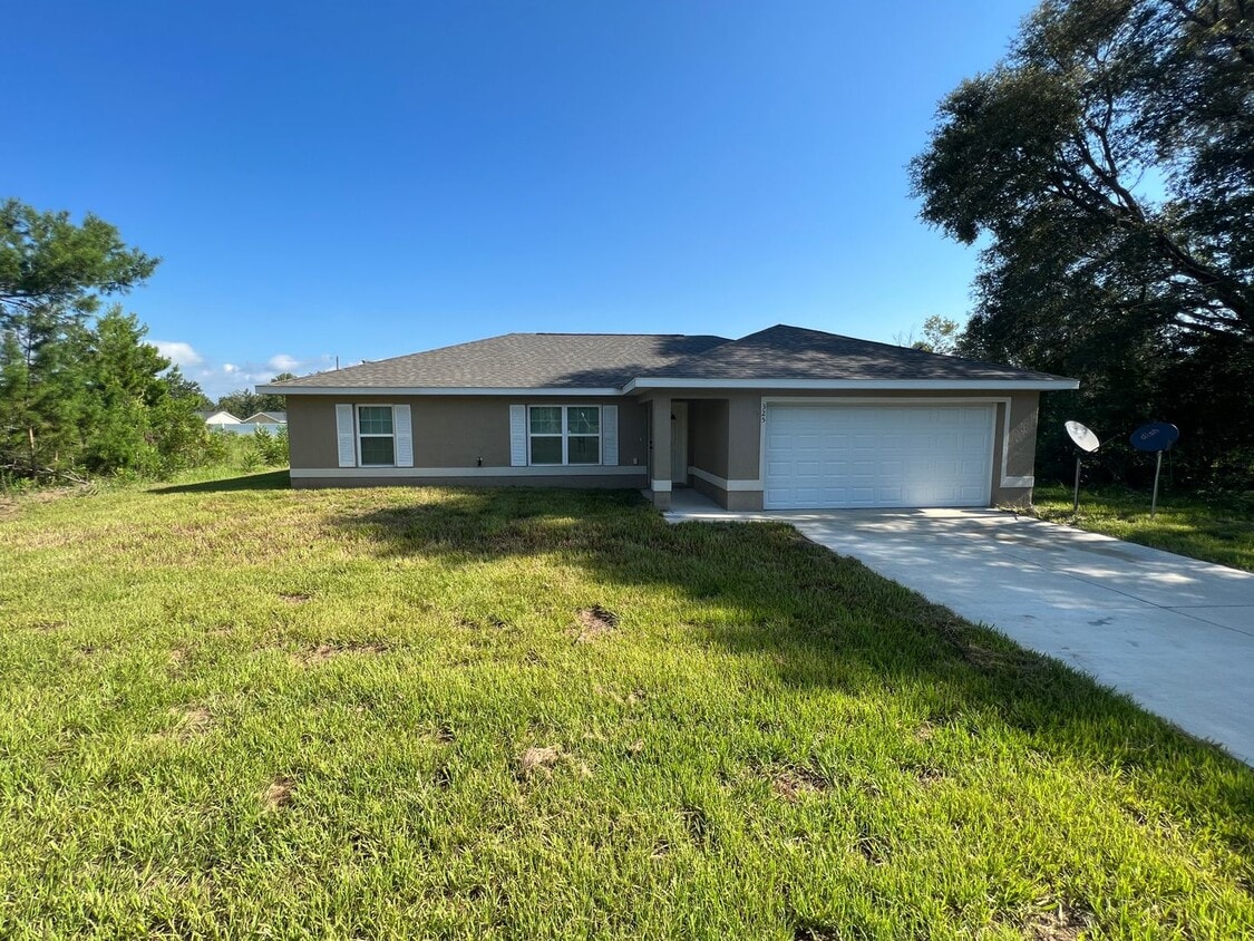 325 Malauka Loop, Ocklawaha, FL 32179 House Rental in Ocklawaha, FL