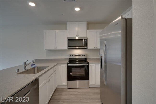 Building Photo - Modern 3-Bedroom Townhome in Highly Desire...