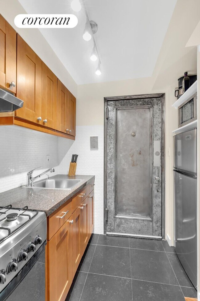 Building Photo - 446 W 25th St