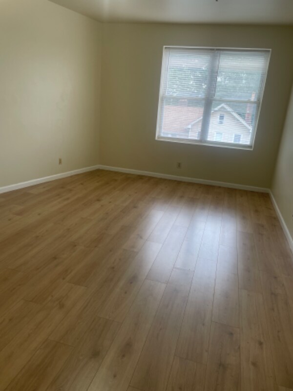 Building Photo - 146 N Grove St