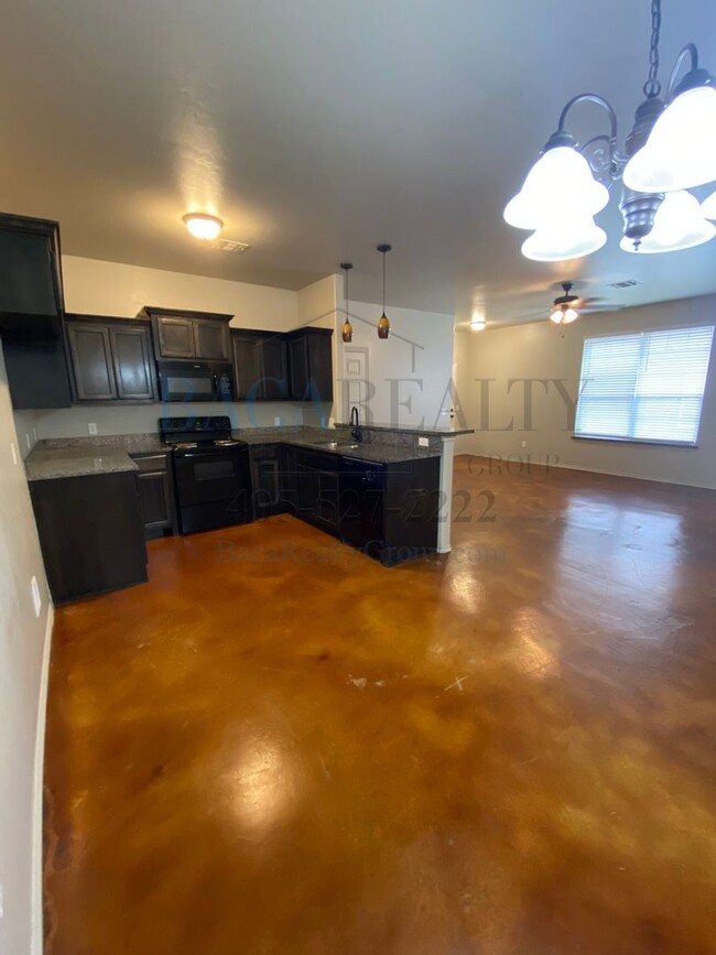 Building Photo - Move in Special!! 3br 2ba duplex with 2 ca...