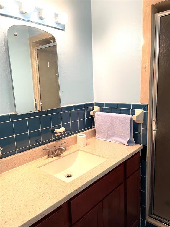 Foto del edificio - 5225 Lakeside Dr