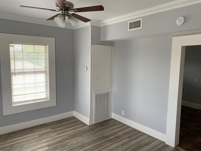 Building Photo - 2210 Sabine Pass Ave