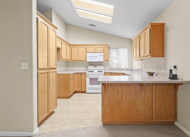 Foto del edificio - 3-bedroom, 2-bathroom home located in the ...