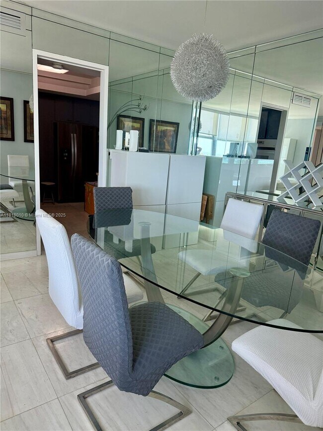 Foto del edificio - 5055 Collins Ave