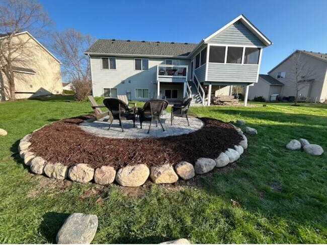 Foto del edificio - Gorgeous 6 Bed/3 Bath/3 Garage SFH with Screened in Porch, and Firepit in Minnetrista!