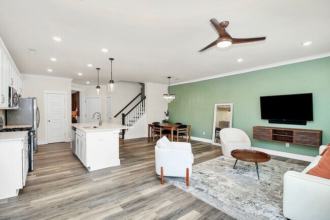 Building Photo - READY NOW! Luxury 3-bedroom plus loft TOWN...