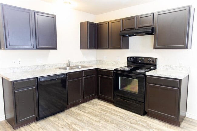 Building Photo - 3941 Tarpon Springs Dr
