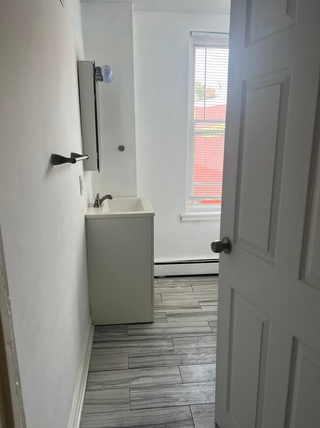 Building Photo - 424 E Girard Ave