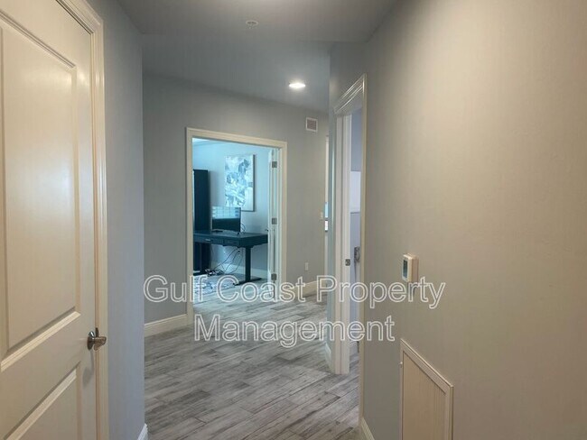 Foto del edificio - 260 Hidden Bay Dr