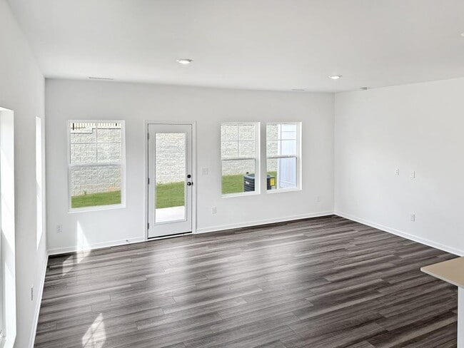 Building Photo - 911 Pilot St