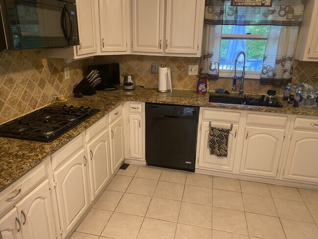 Building Photo - Room in House on Lilburn Stone Mountain Rd