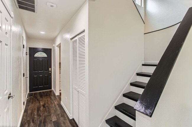 Building Photo - Beautifully Updated 2 Bedroom, 1.5 Bathroo...