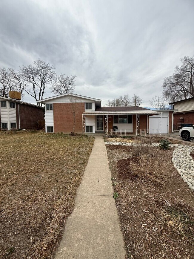 Foto del edificio - $0 DEPOSIT OPTION, CHARMING 3 BED 2 BATH TRADITIONAL HOME!! HUGE YARD, STEPS FROM PEORIA STATION