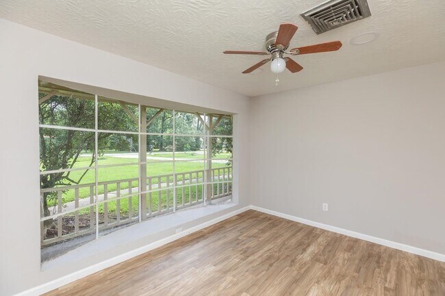 Foto del edificio - 311 Pinemont Dr